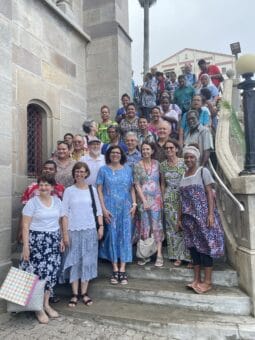 Isole Fiji-Margaret Karram e Jesús Morán con alcuni membri della comunità dei Focolari